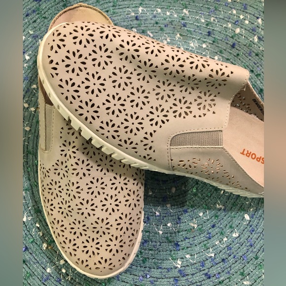 Woman’s J SPORT Shoe - Picture 10 of 10